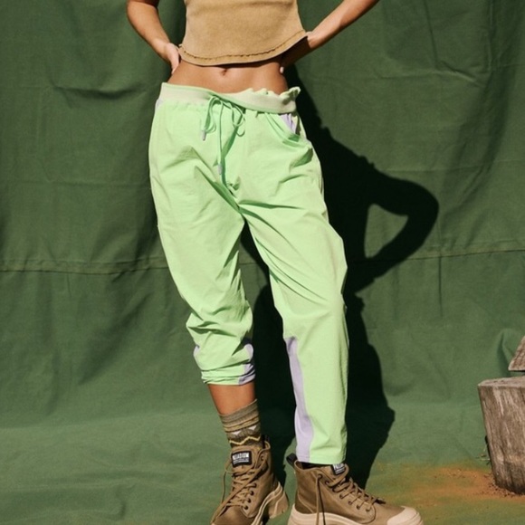 Free People Cascade Oversized Joggers With Pockets In Limeade. NWT! Sz XS - Picture 3 of 8